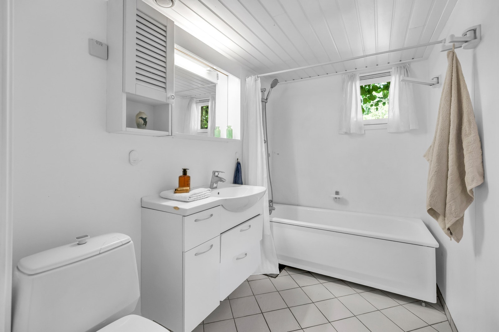 Leiligheten har bad med toalett i begge etasjer. Dette badet ligger praktisk til i tilknytning til soverom og entré på inngangsplan. Galleribilde