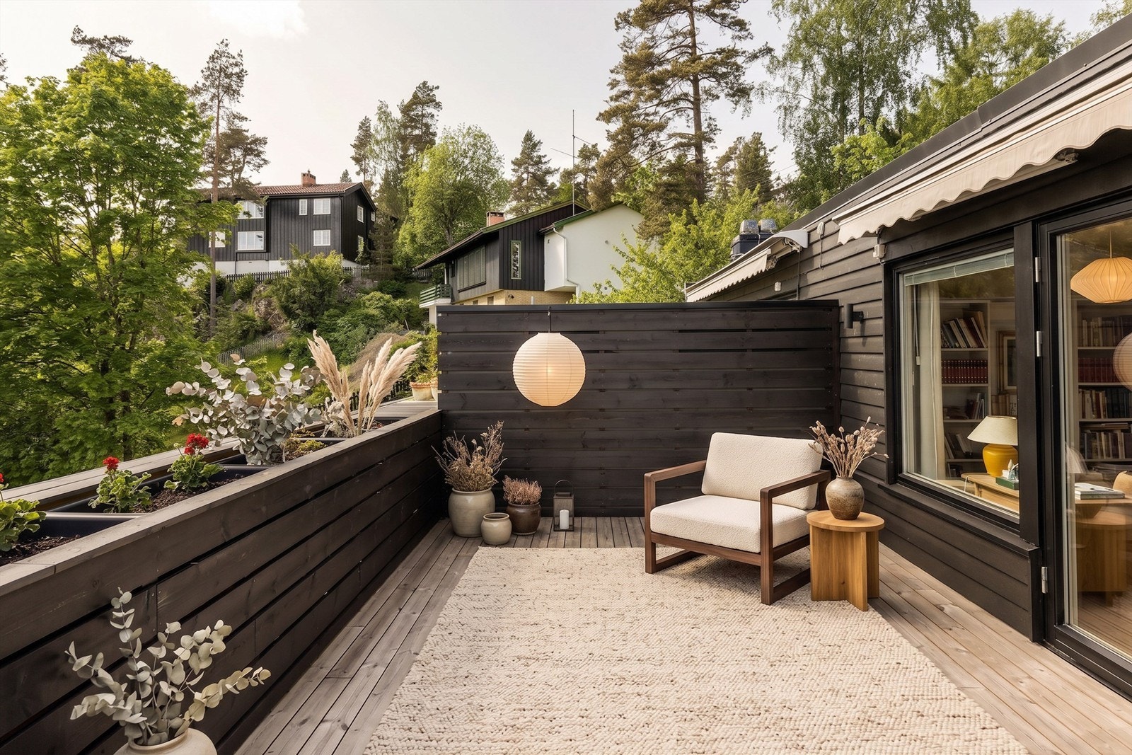 Her er det god plass til flere sittegrupper, spisebord, grill og beplantning etter eget ønske. (digitalt møblert bilde) Galleribilde