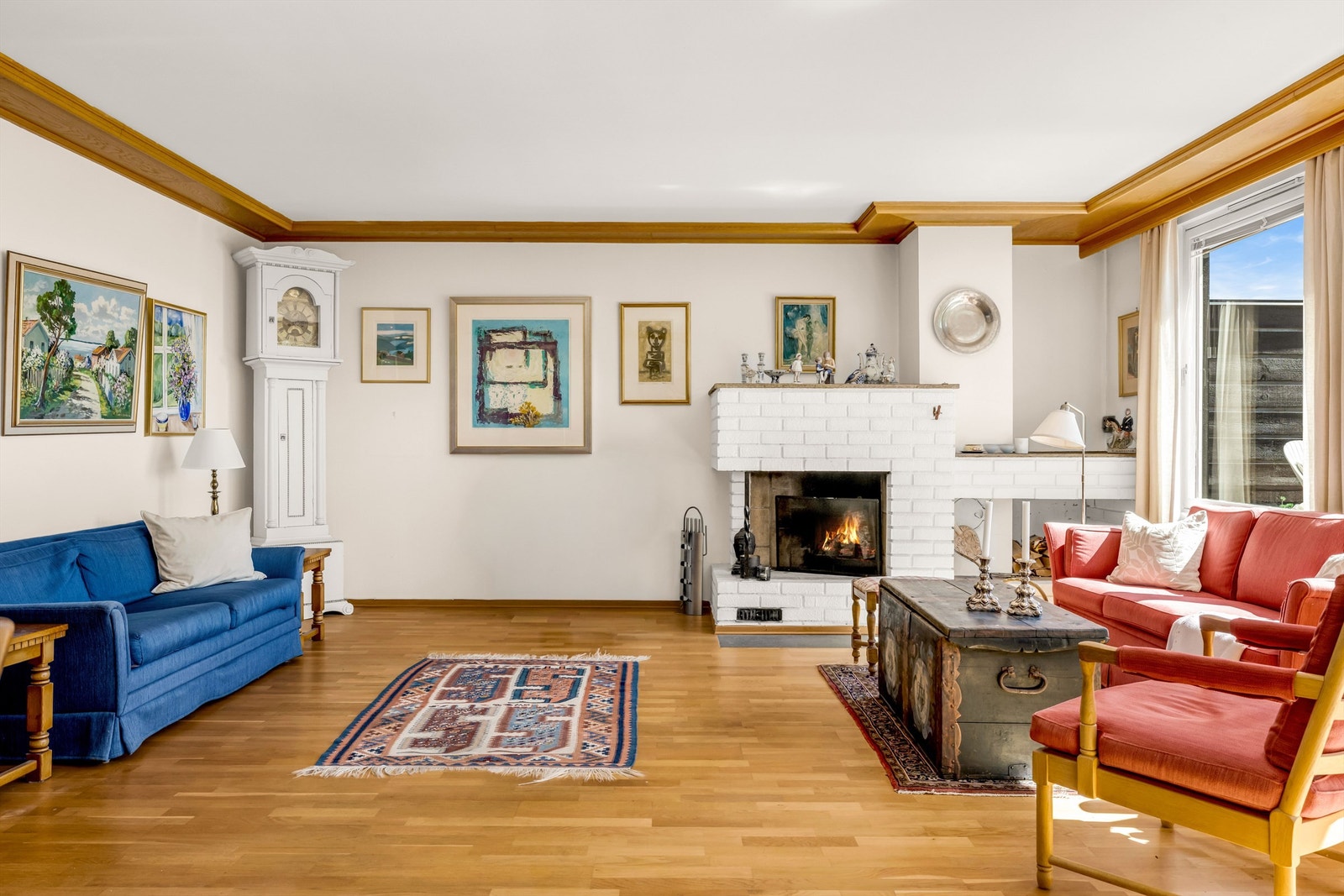 Stor og luftig stue med peis. Galleribilde