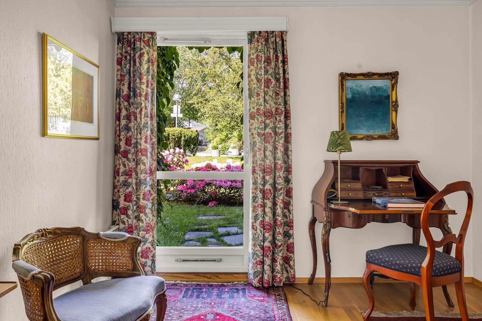 Fra denne delen av etasjen er det direkte utgang til en hyggelig hageflekk som gir en sjelden og attraktiv kombinasjon av leilighetsliv og tilgang til utearealer. Galleribilde