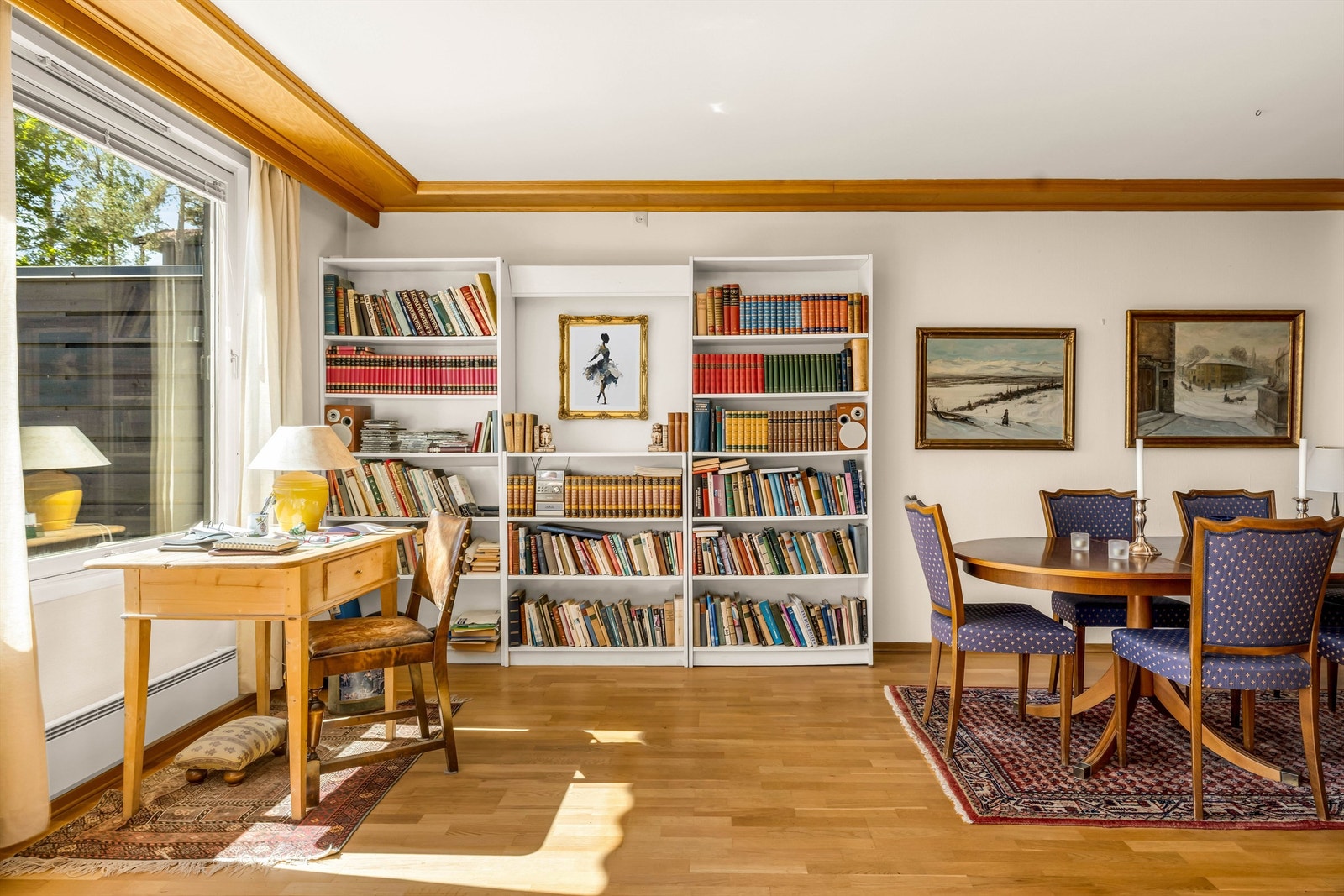 Stuen har en fin inndelig mellom sone for salong, hjemmekontor og spisebord. Galleribilde