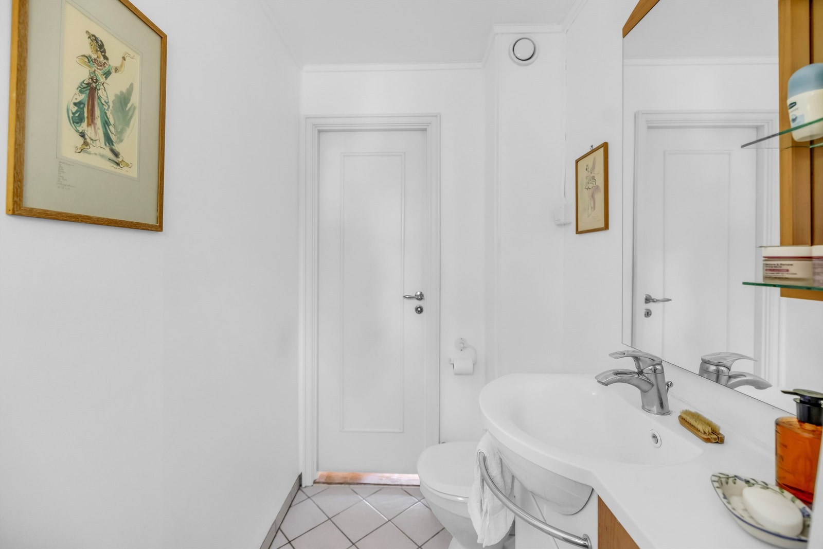 Badet er av eldre årgang. Det er ett bad i hver etasje. Galleribilde