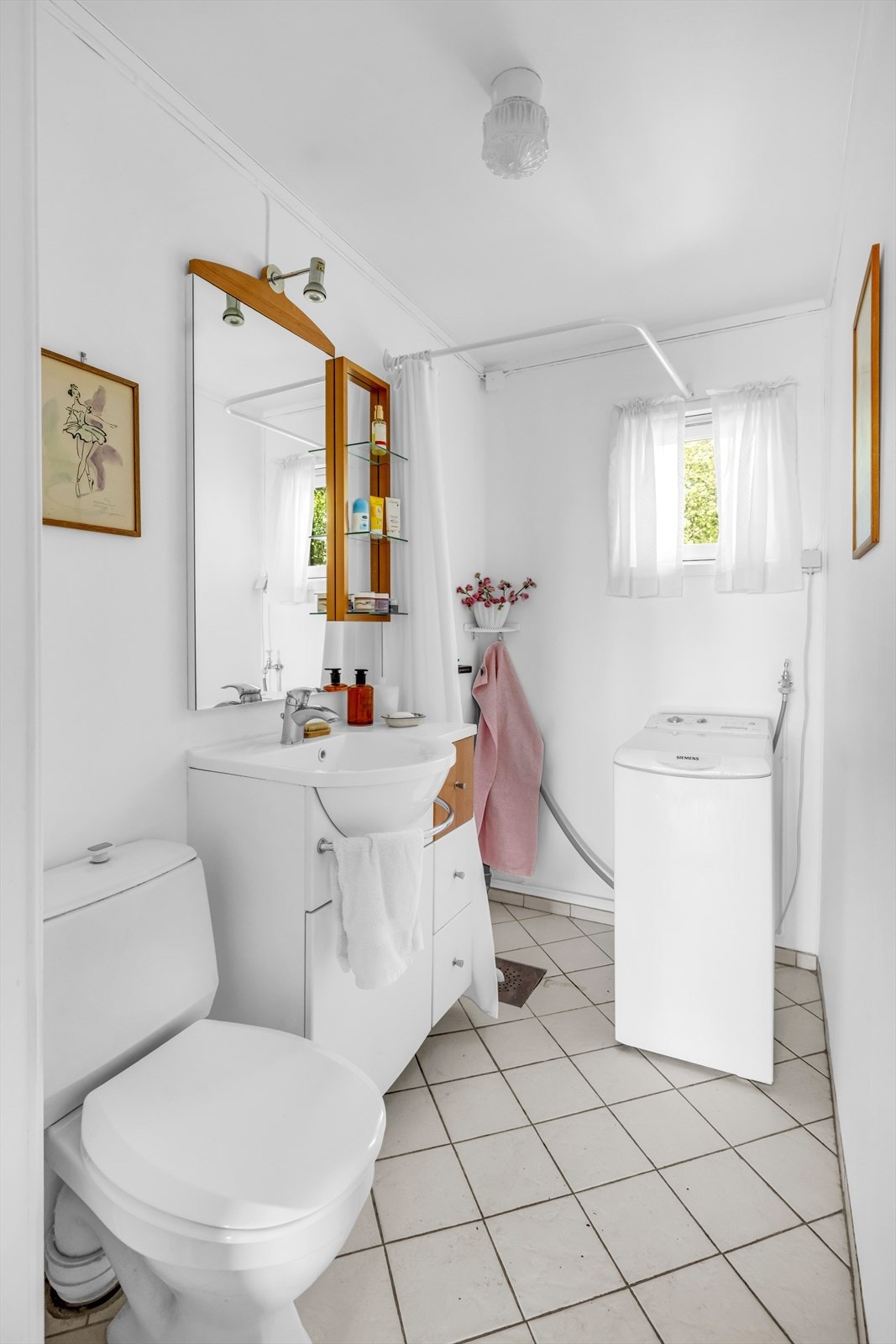 Flislagt bad med varmekabler, dusj, toalett og opplegg for vaskemaskin på øvre plan. Galleribilde