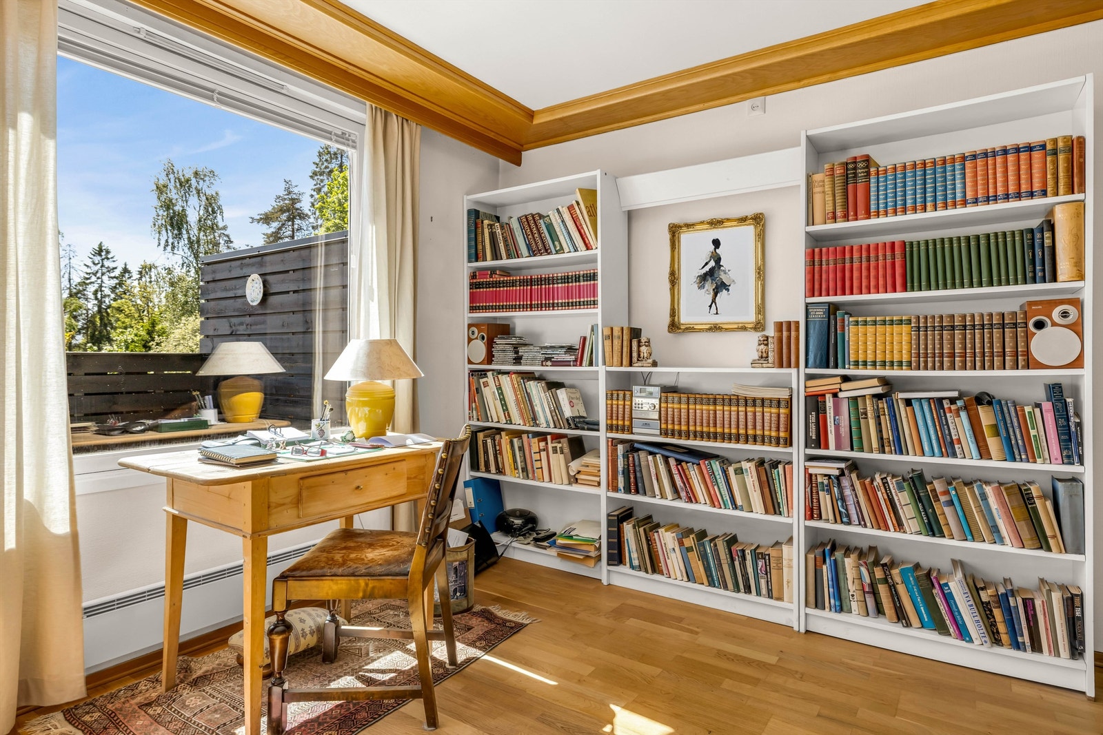 Store vindusflater sørger for rikelig med dagslys inn i leiligheten. Galleribilde