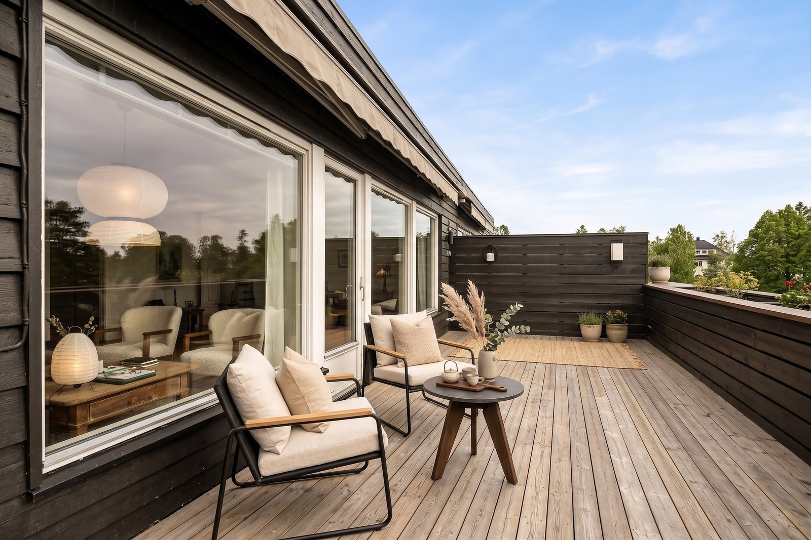 Dette er et fantastisk uteområde hvor man kan nyte solen store deler av dagen og lange sommerkvelder med familie og venner. (digitalt møblert bilde) Galleribilde