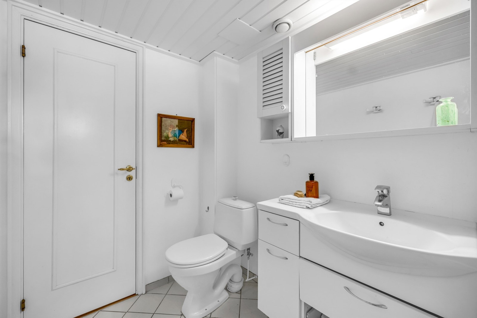 Badet er innredet med servantinnredning med heldekkende servant, speilskap med belysning og stikkontakt, gulvstående toalett samt frittstående badekar med dusjløsning. Galleribilde