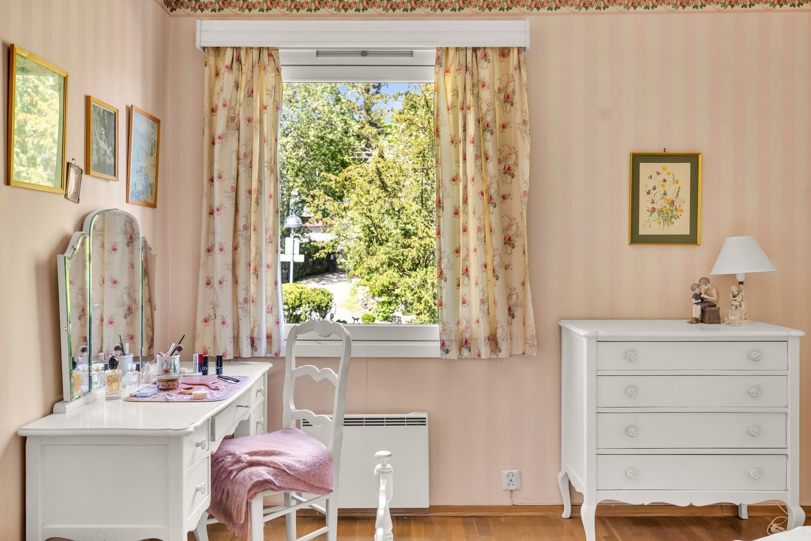 Hovedsoverom med hyggelig utsyn. Galleribilde