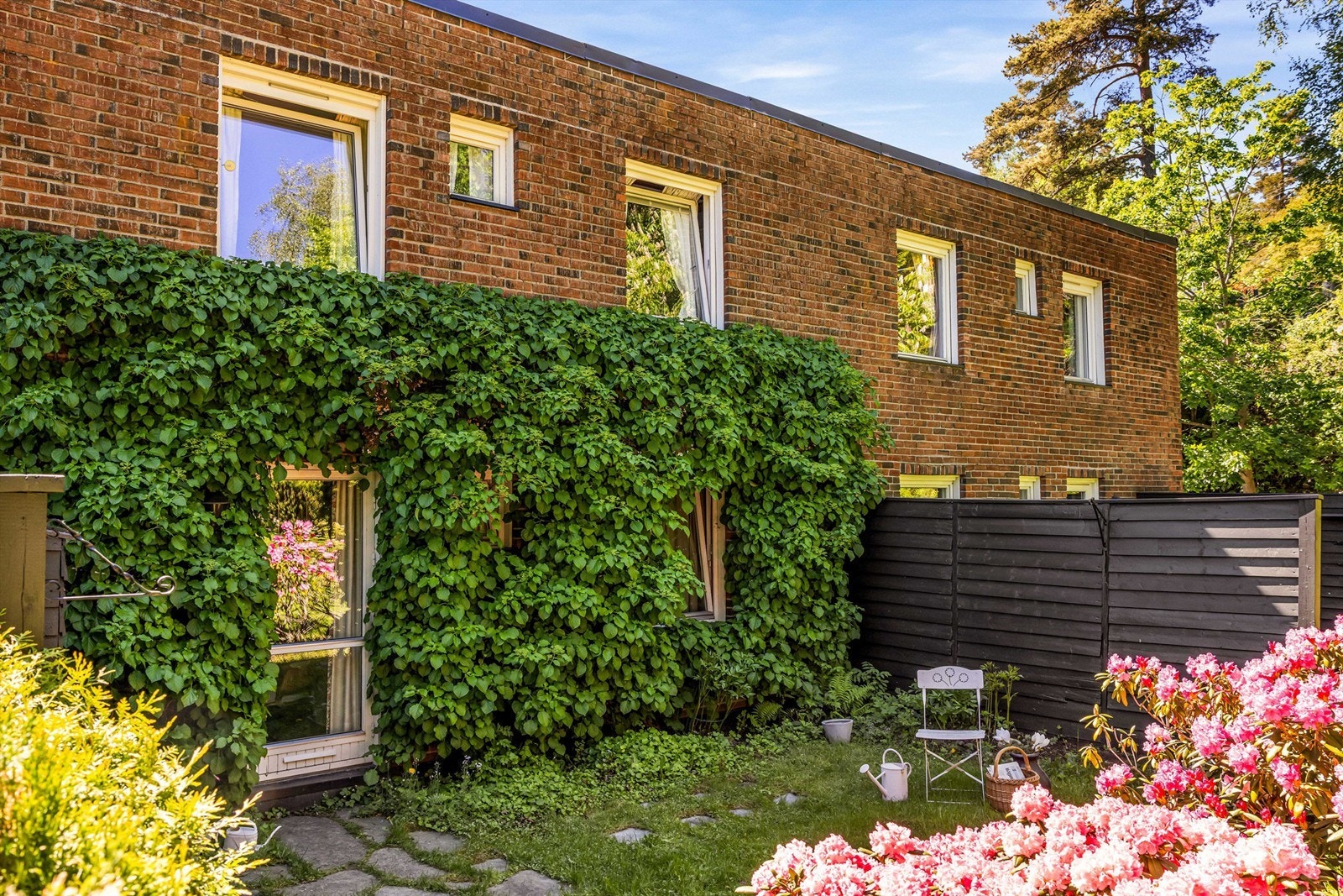 Omgivelsene preges av grøntarealer og nærhet til marka, med direkte tilgang til et omfattende turterreng som kan benyttes gjennom hele året. Galleribilde
