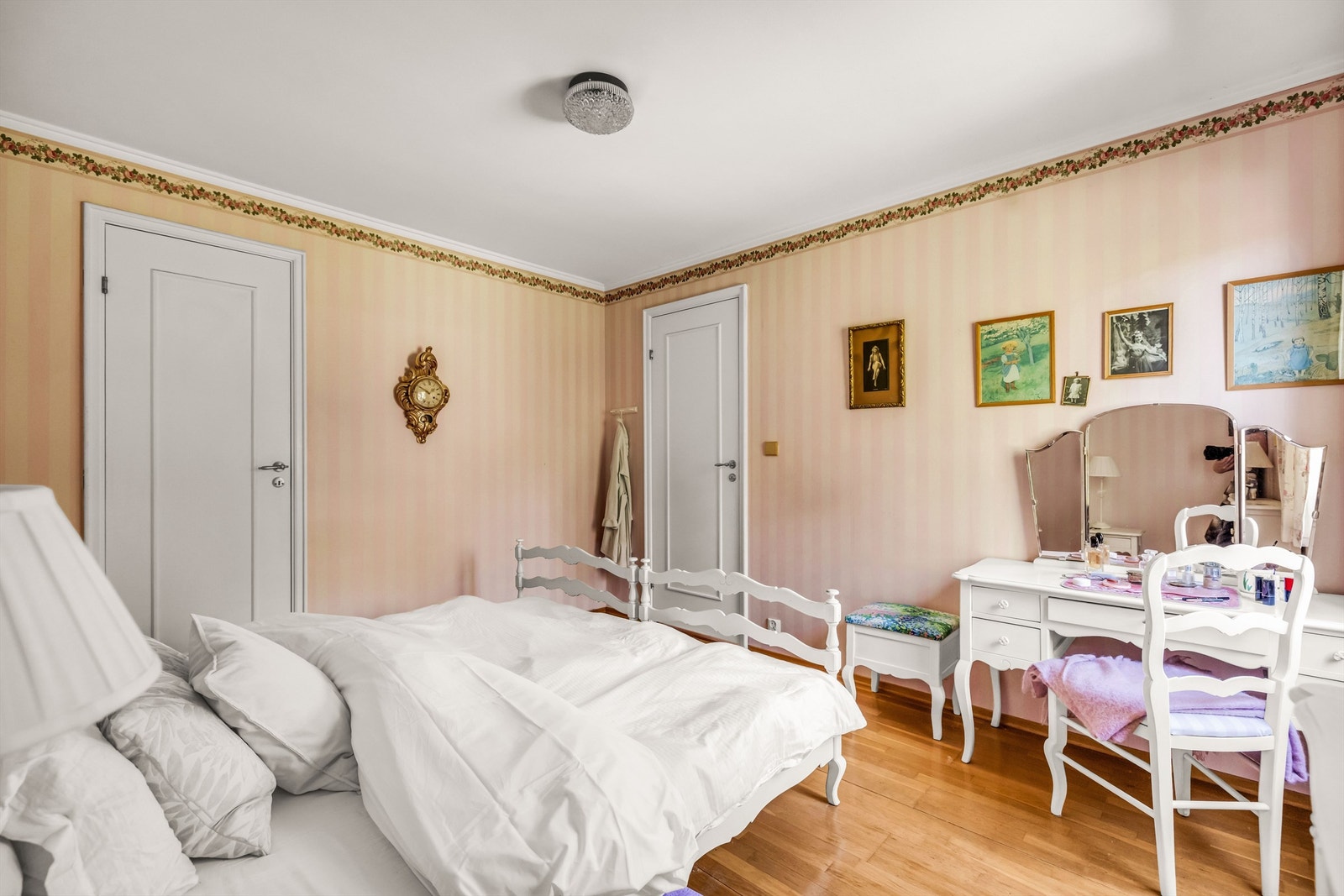 I tilknytning til rommet finnes et praktisk garderobe-/boderom som gir ekstra oppbevaringsmuligheter. Galleribilde