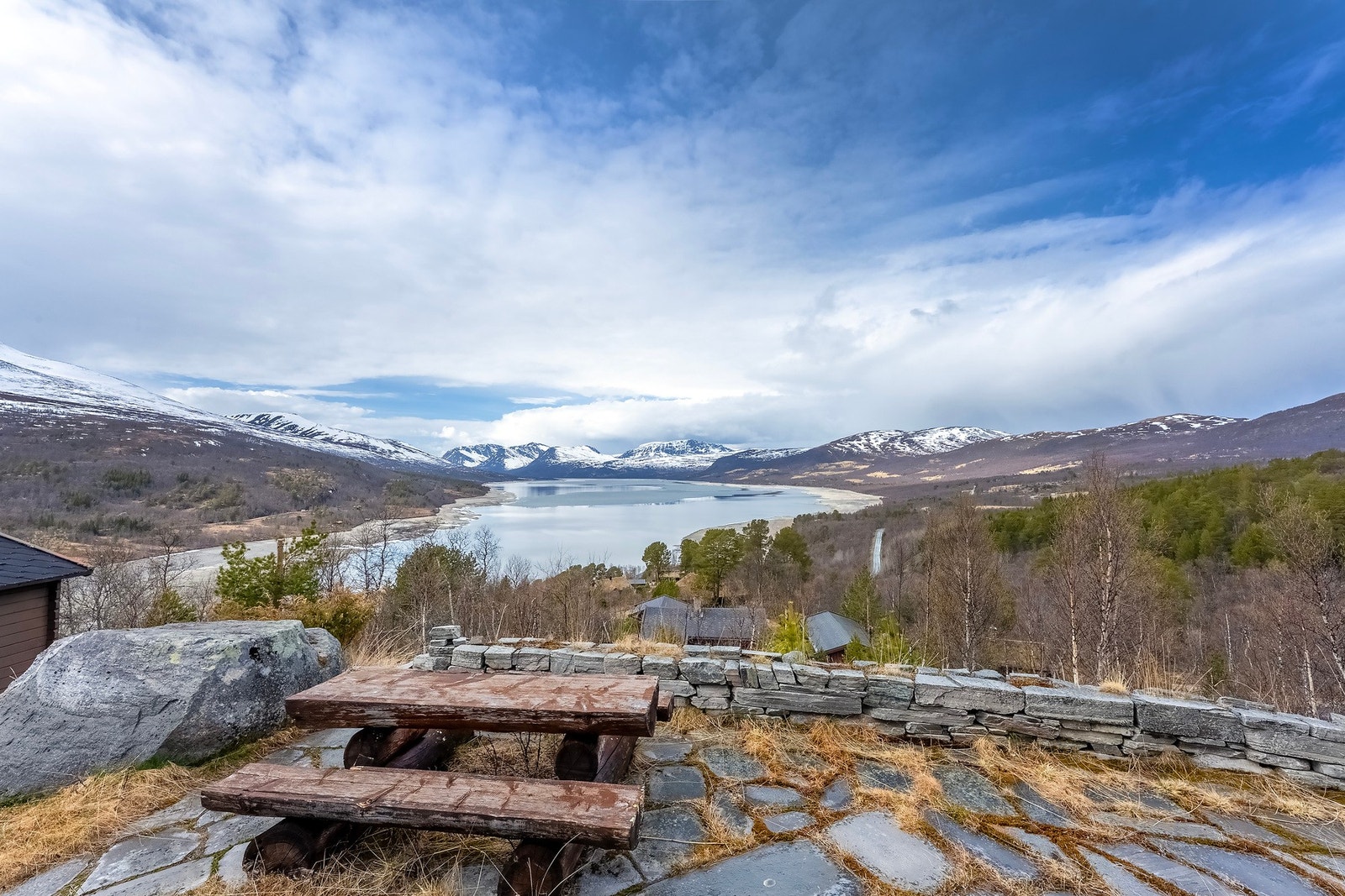 Sittegruppe ved nydelig utsikt. Galleribilde