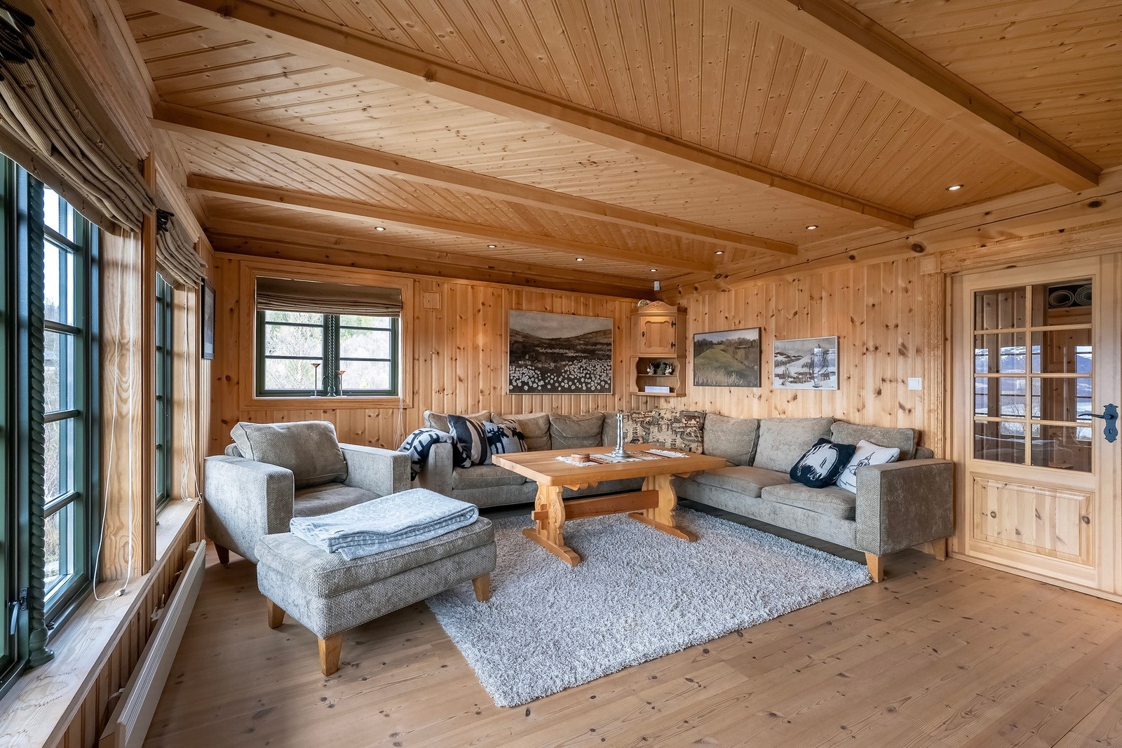 Stor og romslig peisstue. Galleribilde