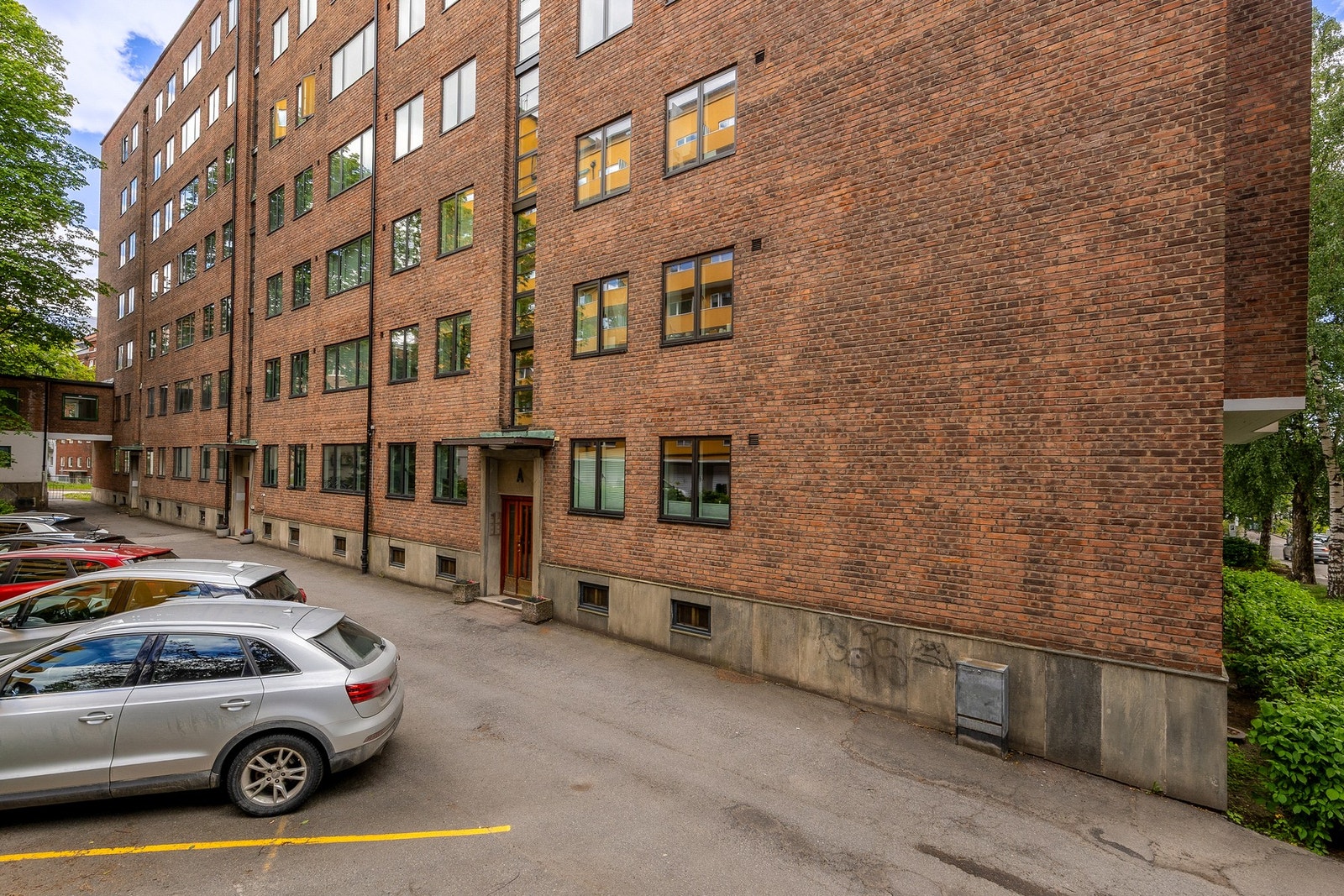 Borettslaget disponerer parkeringsplasser og lader til utleie. Galleribilde
