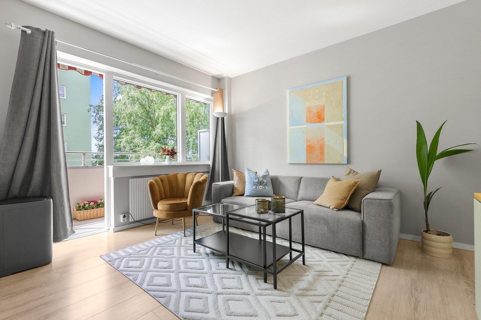 Stuen har god plass til sofagruppe og annen innredning, Galleribilde