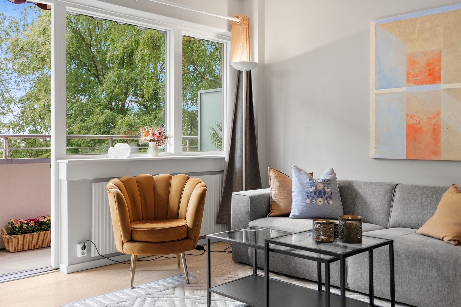 Det er rikelig med naturlig lys fra store vindusflater. Galleribilde