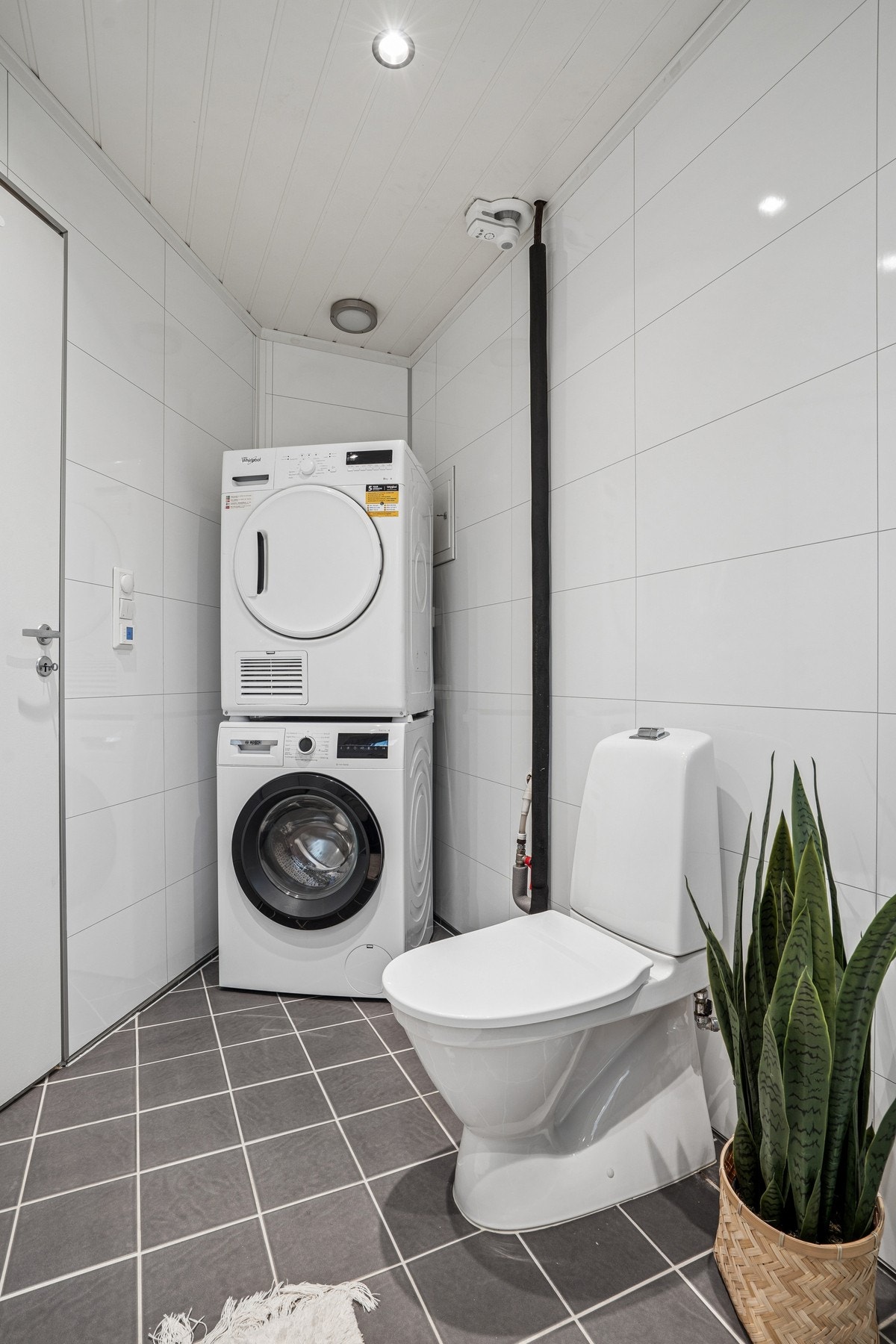 Praktisk løsning med opplegg for vaskemaskin på badet Galleribilde
