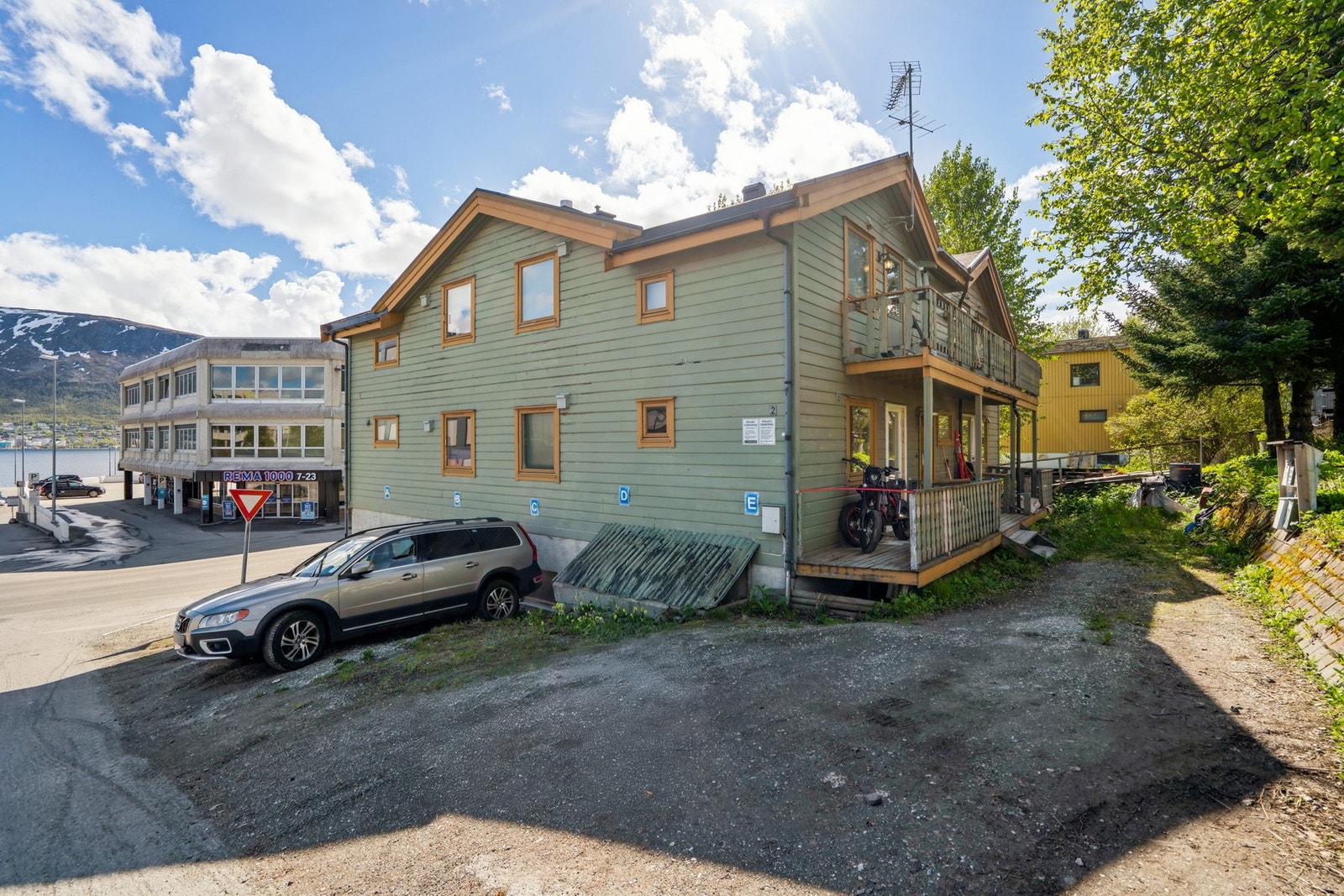 Sameiet er i en prosess der de skal utbedre fasade og inngangsparti, sameiet har god økonomi. Leiligheten ligger i en etablert flermannsbolig. Galleribilde