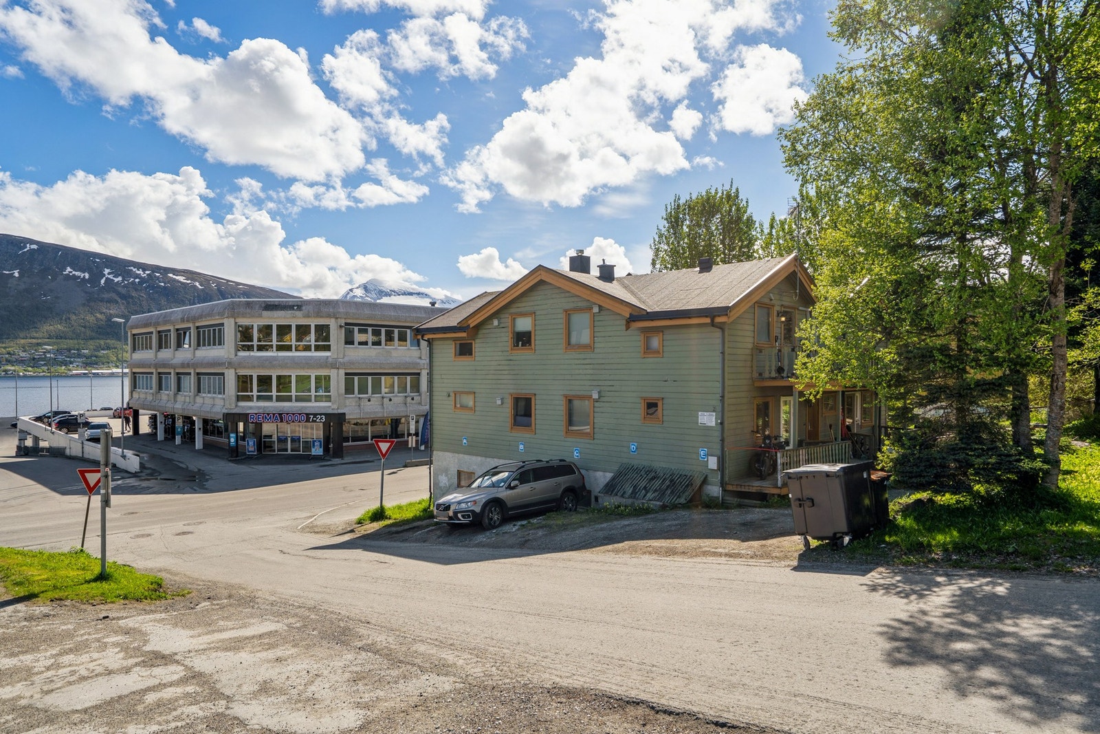 Kort vei til sentrum (ca. 2 km) og UNN/UIT (ca. 2,4 km). Galleribilde