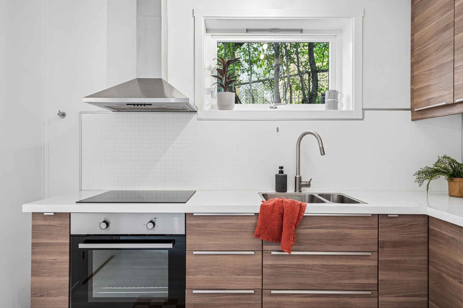 Kjøkkenet er utstyrt med stekeovn, platetopp og ventilator. Galleribilde