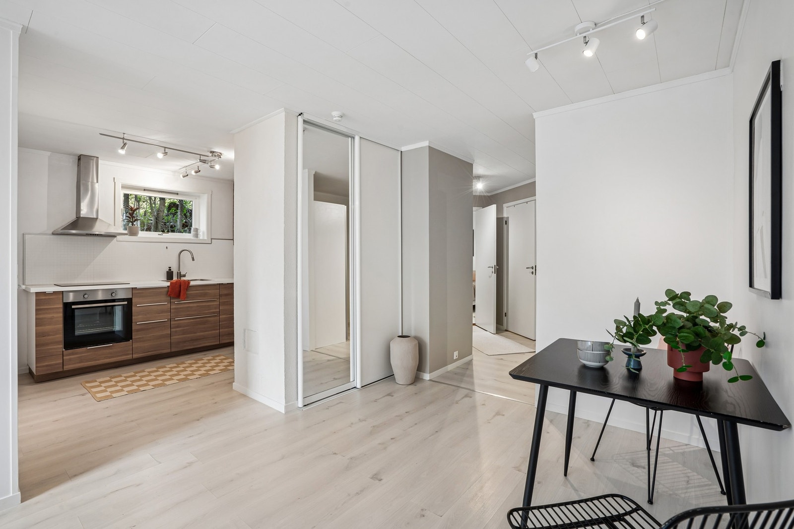 Fra stuen er det en naturlig overgang til leilighetens kjøkken og øvrige rom. Galleribilde