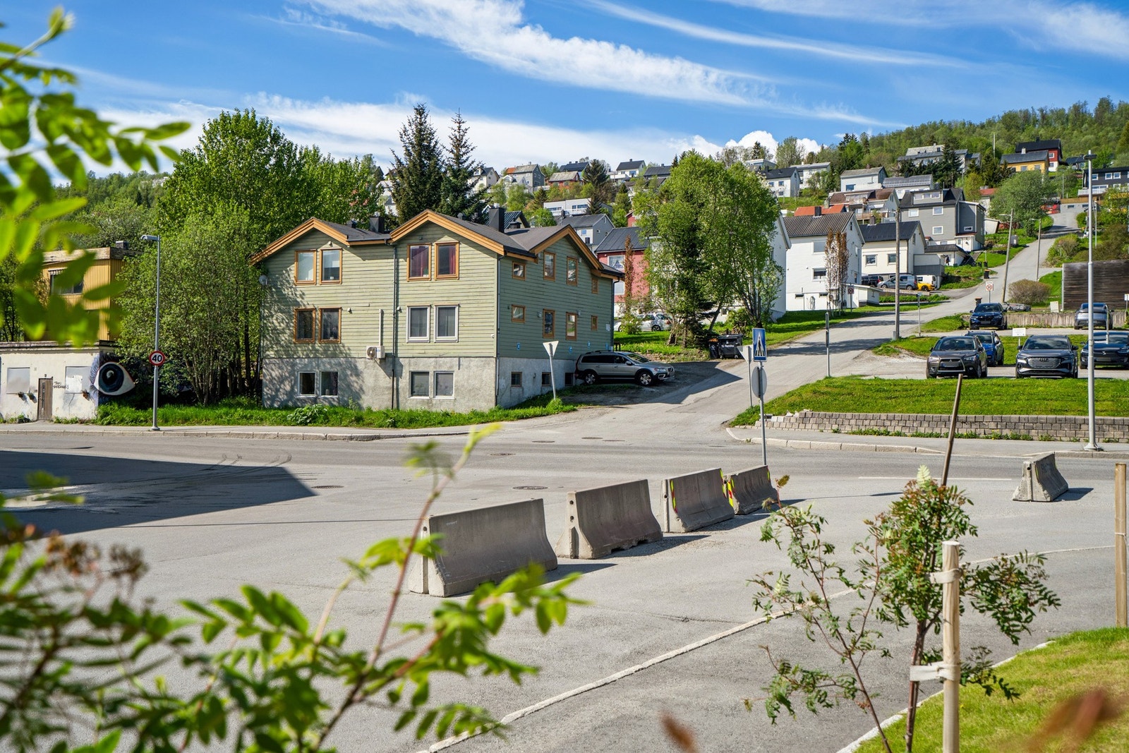 Sameiet disponerer parkeringsplasser på felleseid tomt. Pr. nå er det en til hver leilighet Galleribilde