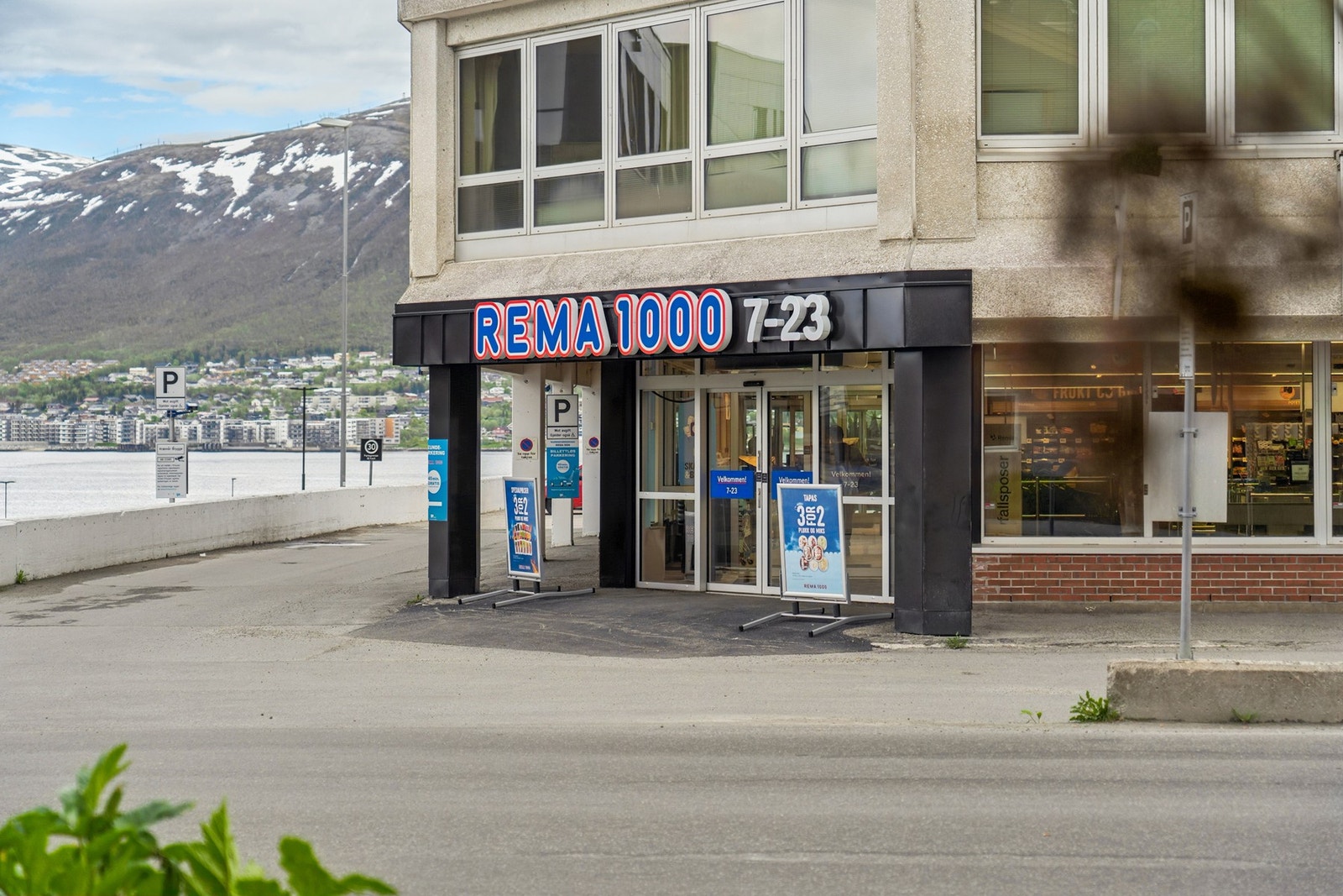 Dagligvarehandelen gjøres enkelt med REMA 1000 i umiddelbar nærhet. Galleribilde