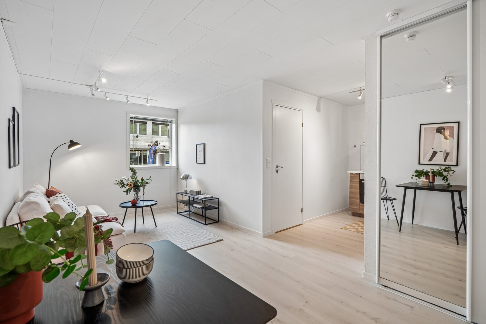 Gjennomgående lyse gulv og vegger gir et helhetlig og moderne preg. Galleribilde