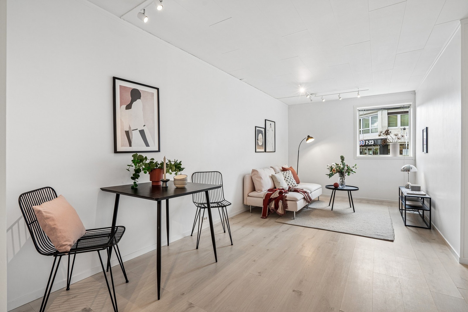 Den åpne stuen har plass til både spisebord og en egen sofakrok. Galleribilde