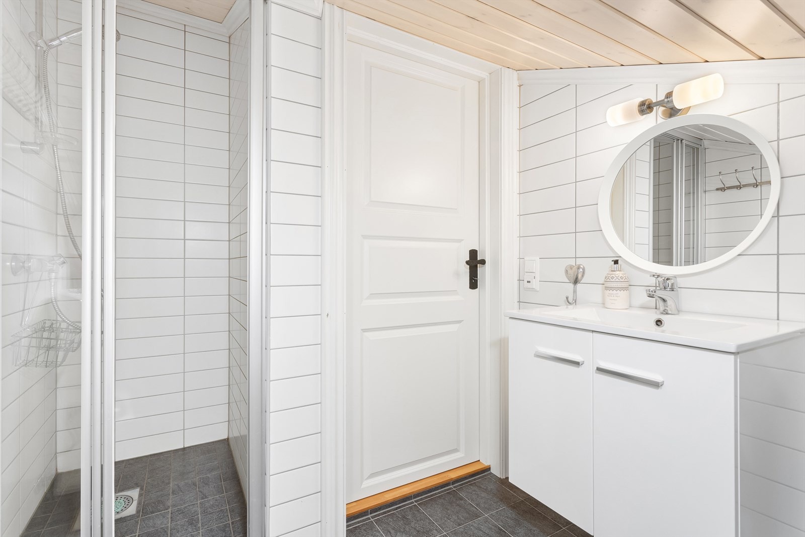 Badet har også toalett og dusjnisje. Galleribilde