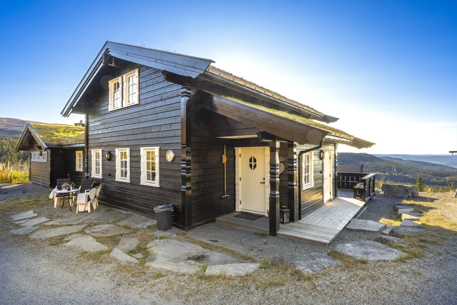Hytta er en romslig, innholdsrik og trivelig familiehytte i tradisjonsrik stil. Galleribilde