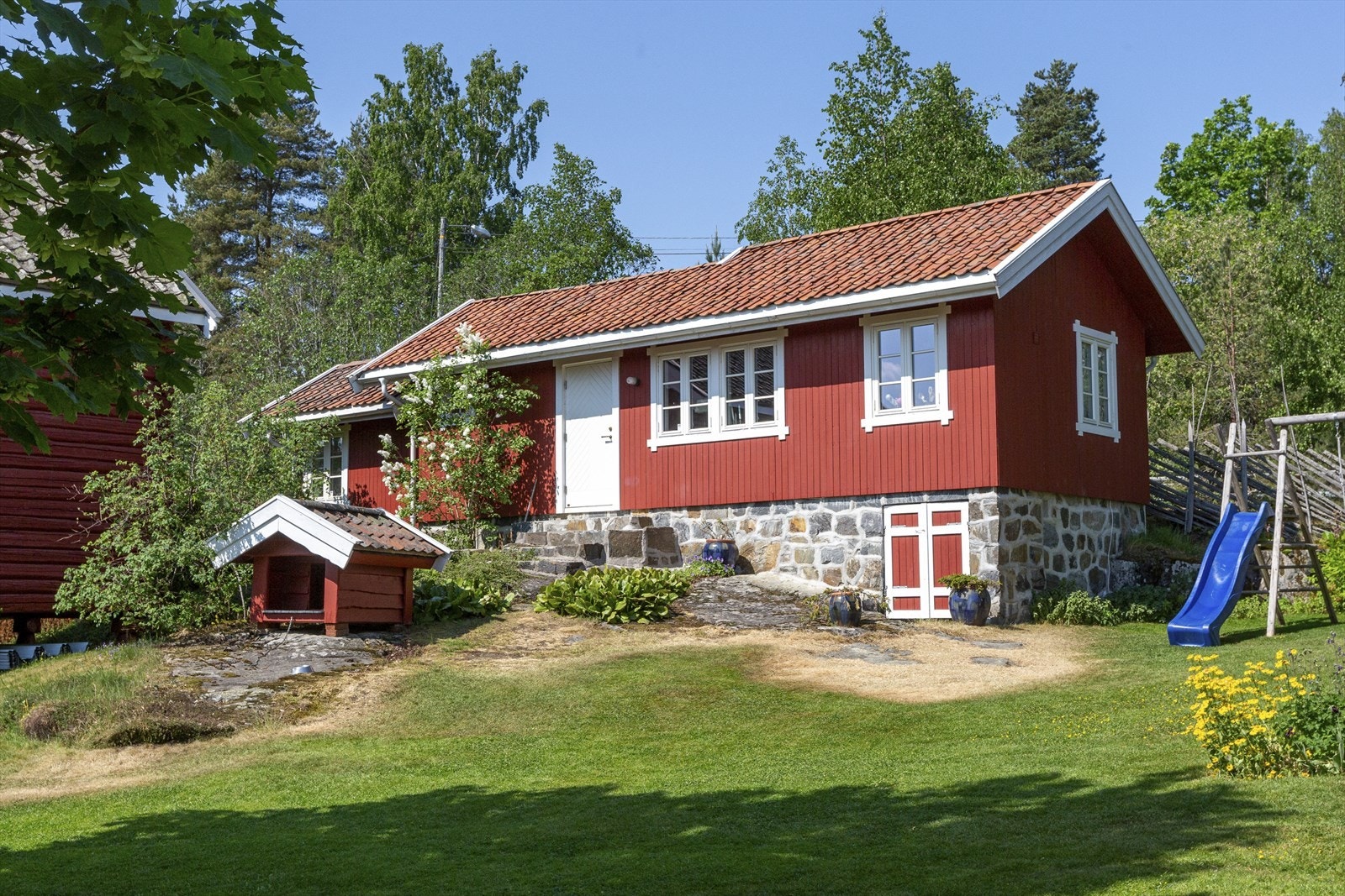 Huset er i en etasje og er på ca. 40 kvm. Bygningen har aldri vært søkt om som egen boenhet og er i dag kun benyttet som anneks/fritidsbygg. Galleribilde
