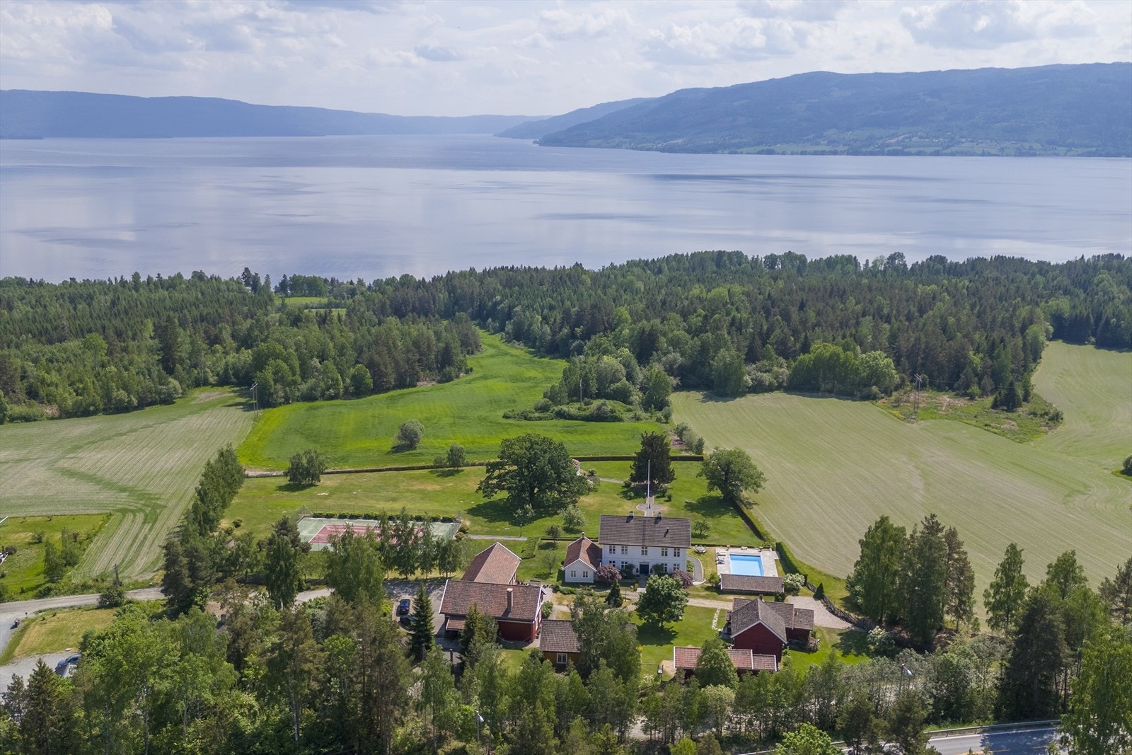 Oversiktsbilde med Tyrifjorden i bakgrunnen Galleribilde