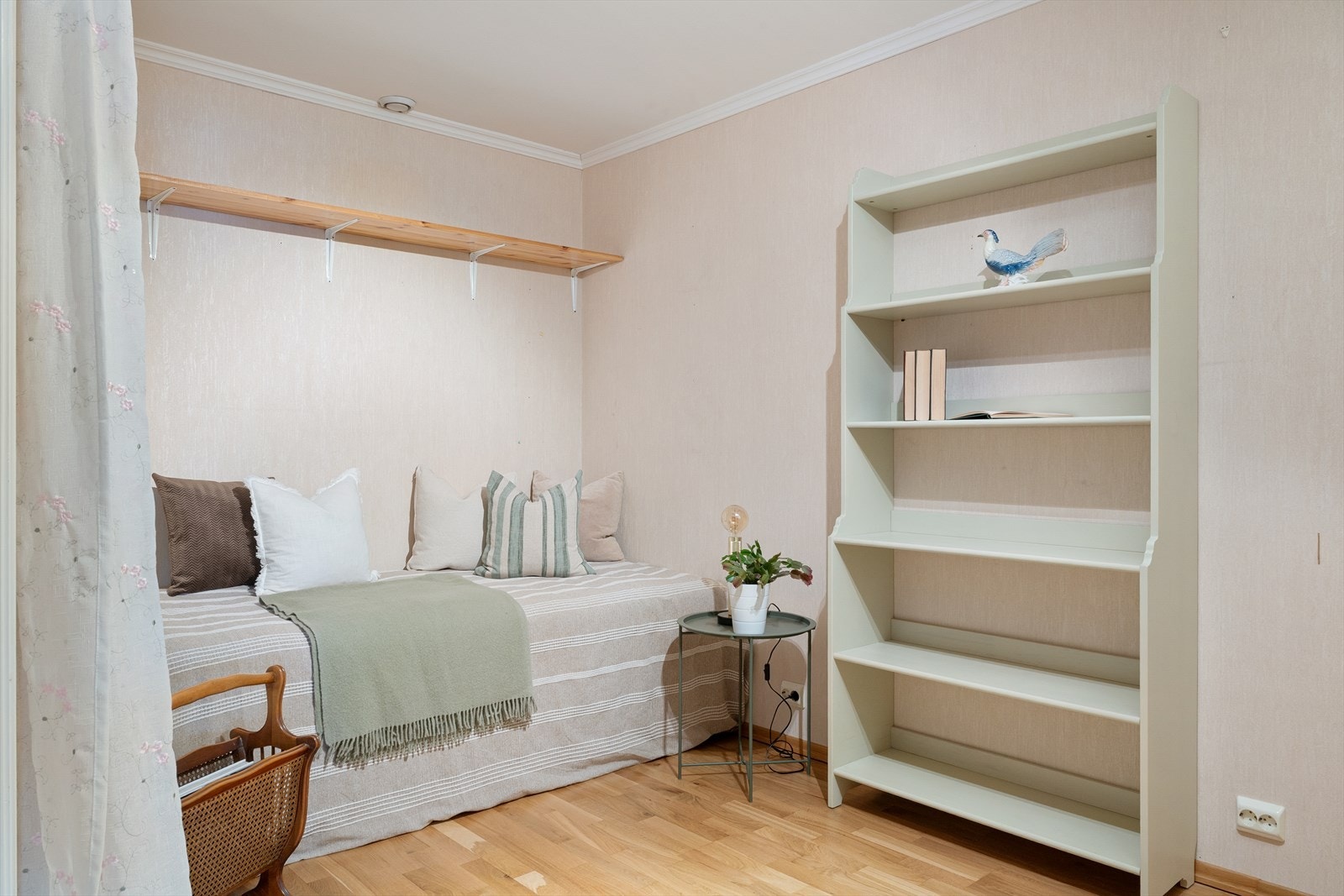 Fleksibelt rom som egner seg godt som soverom, gjesterom eller kontor, med plass til seng og oppbevaring. Galleribilde