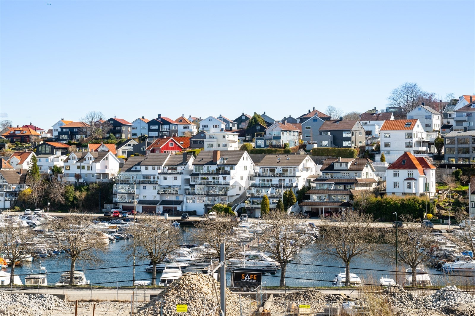 Attraktiv beliggenhet med flott utsyn over sjø og småbåthavn, omgitt av veletablert og sjarmerende bebyggelse. Galleribilde