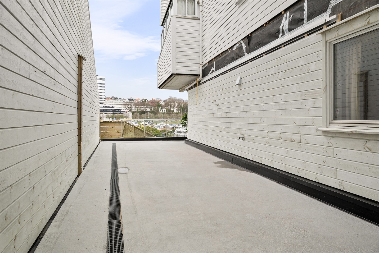 I tilknytning til privat terrasse er det en stor terrasse som er på sameiets tomt. Nåværende eier har benyttet seg av denne men selges ikke som privat del til seksjonen. Sameiet skal fikse resterende kledningsarbeid omgående. Galleribilde