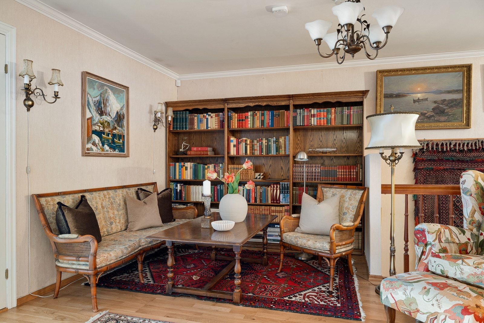 Sjarmerende og lun stue/bibliotek med gode sittegrupper og rikelig med plass til bokhyller. Galleribilde