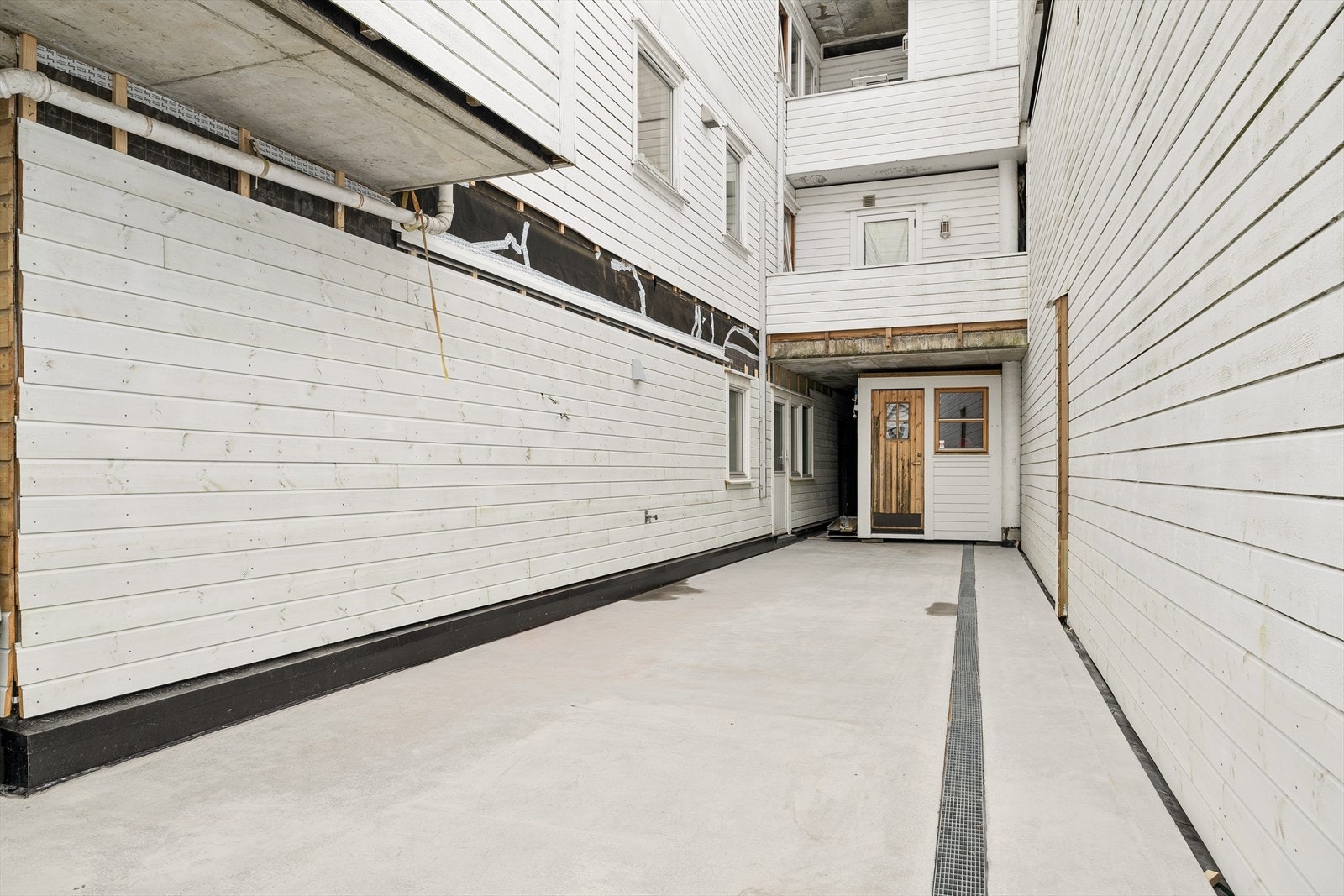 I tilknytning til privat terrasse er det en stor terrasse som er på sameiets tomt. Nåværende eier har benyttet seg av denne men selges ikke som privat del til seksjonen. Bod i bakkant tilhører leiligheten. Sameiet skal utbedre kledningsarbeid omgående. Galleribilde
