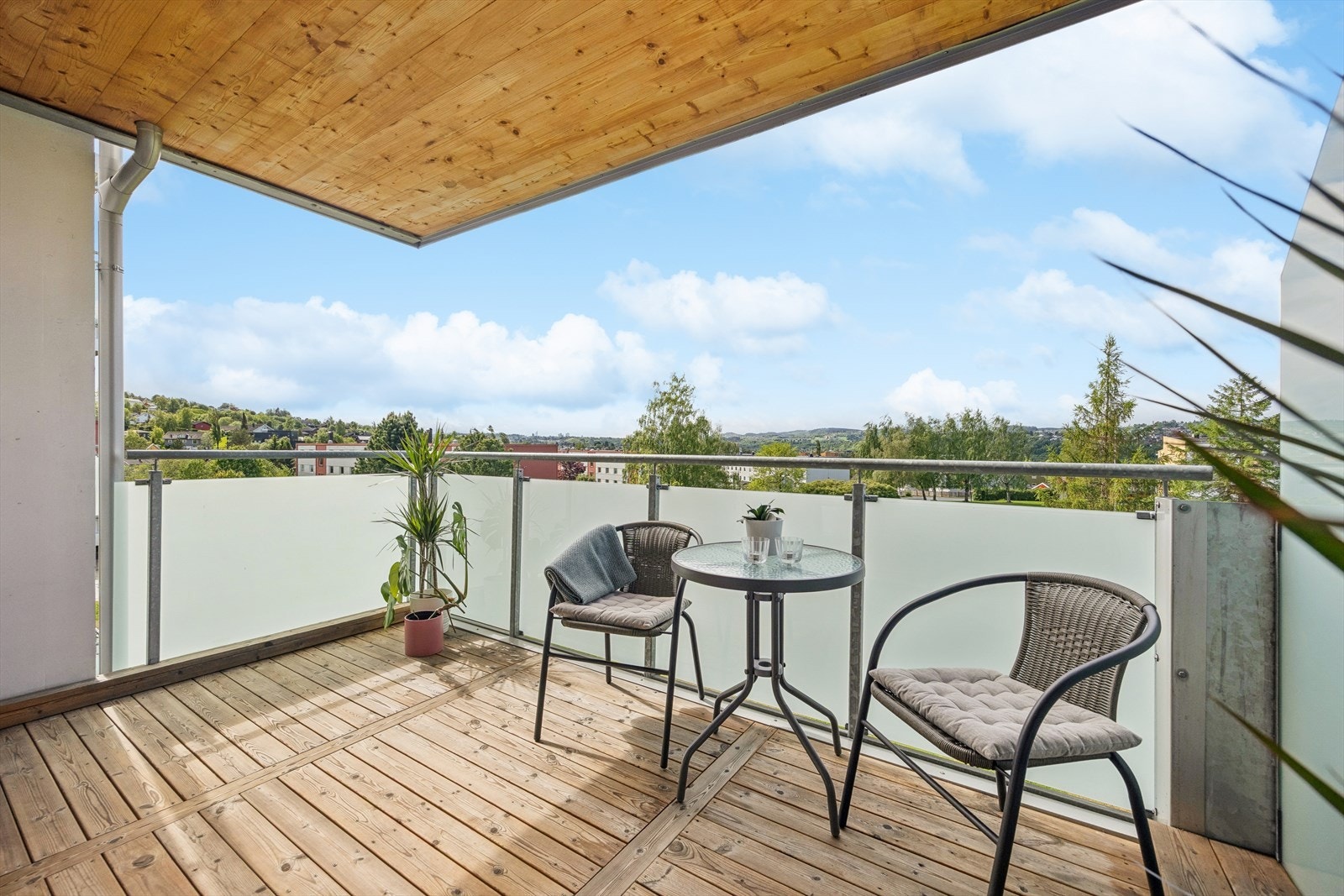 Den sørvestvendte plasseringen sørger for rikelig med sol fra ettermiddag til kveld, og den overbygde balkongen gir en lun og skjermet uteplass som kan benyttes store deler av året. Galleribilde