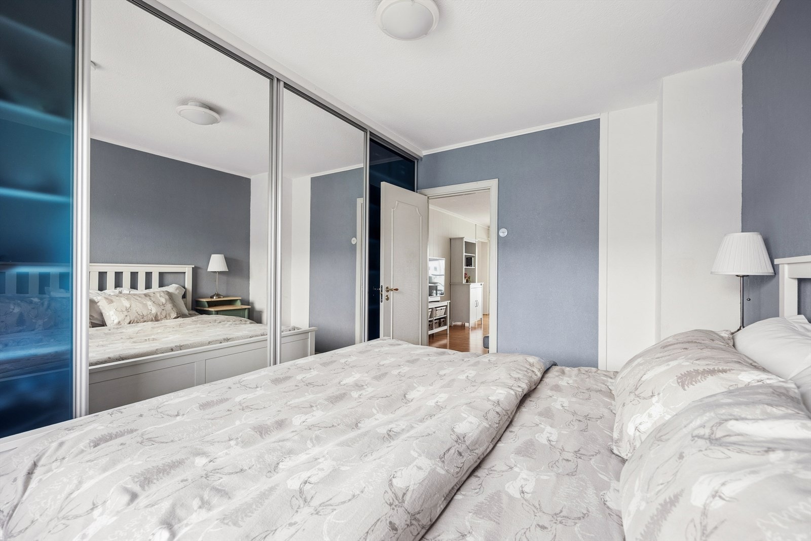 Hovedsoverommet har god plass til dobbeltseng og nattbord, og er utstyrt med en stor skyvedørsgarderobe som gir gode lagringsmuligheter. Galleribilde