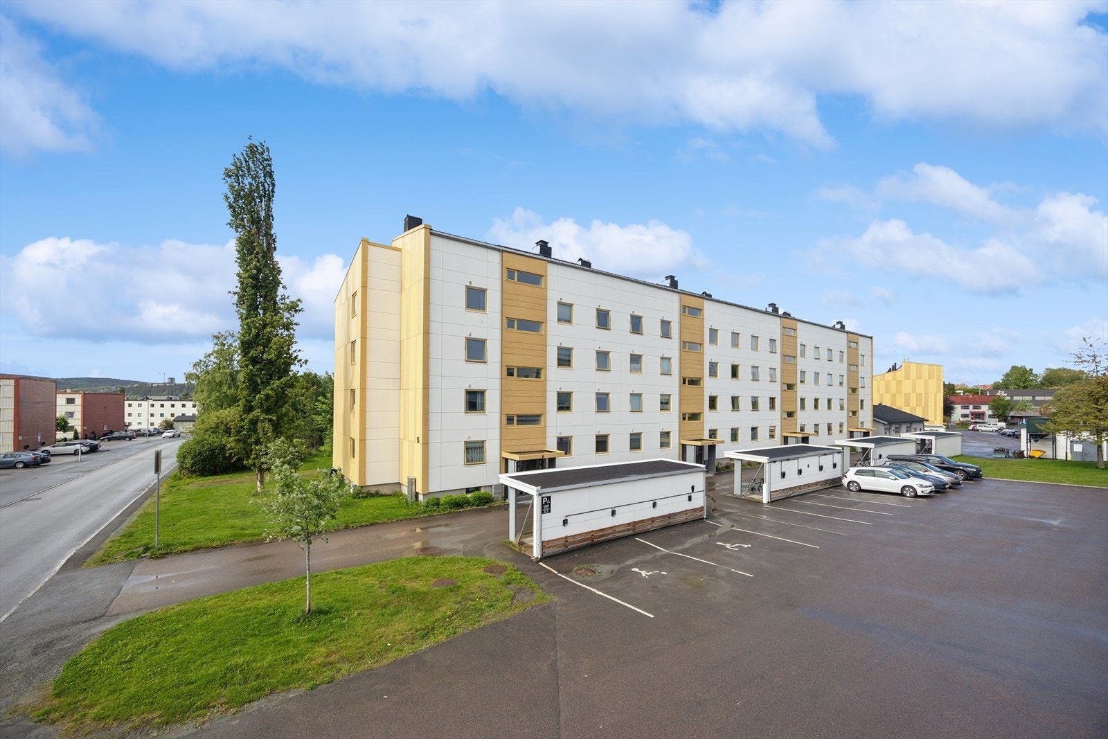 Andelen disponerer ikke fast parkeringsplass. Borettslaget leier ut 88 garasjer for bil, samt 125 motorvarmerplasser. Galleribilde