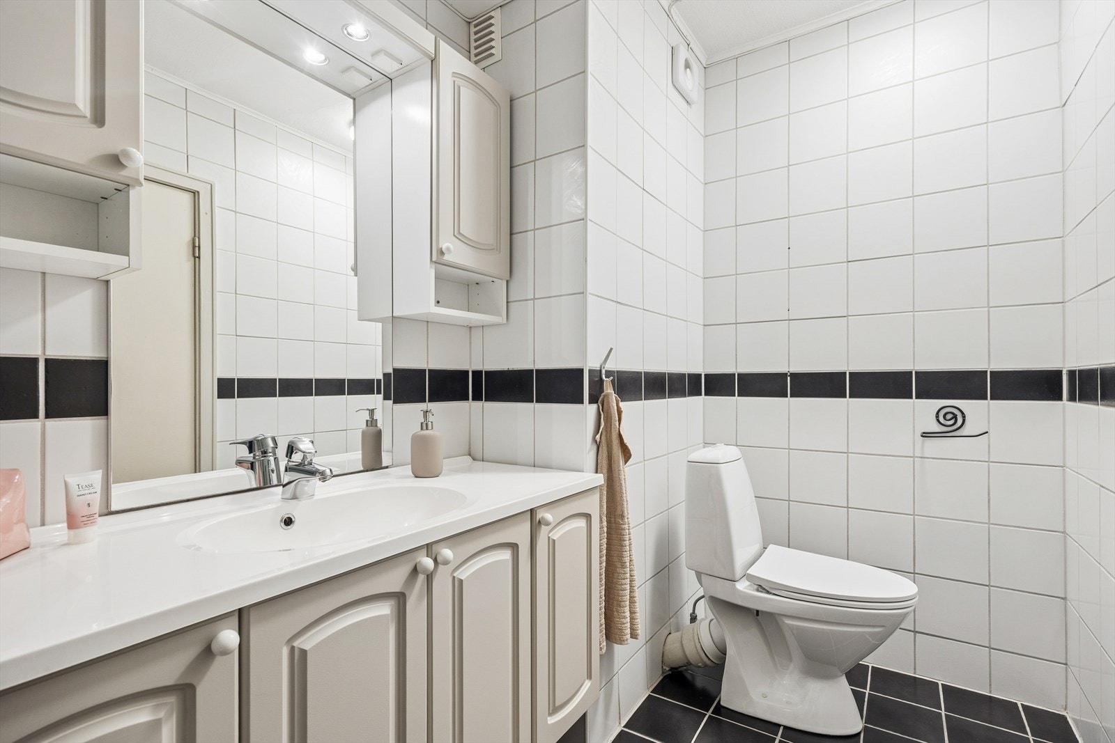 Badet er flislagt og innredet med et romslig baderomsmøbel med god oppbevaringsplass til toalettsaker. Galleribilde