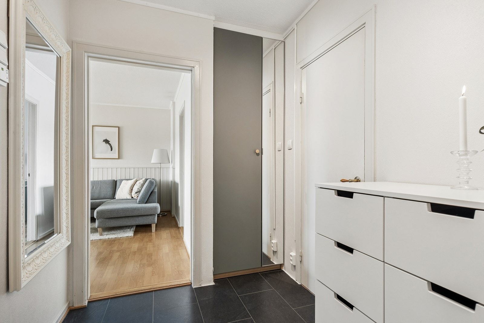 Ved inngang til leiligheten møtes man av en romslig entré med gode oppbevaringsmuligheter for yttertøy og sko. Galleribilde
