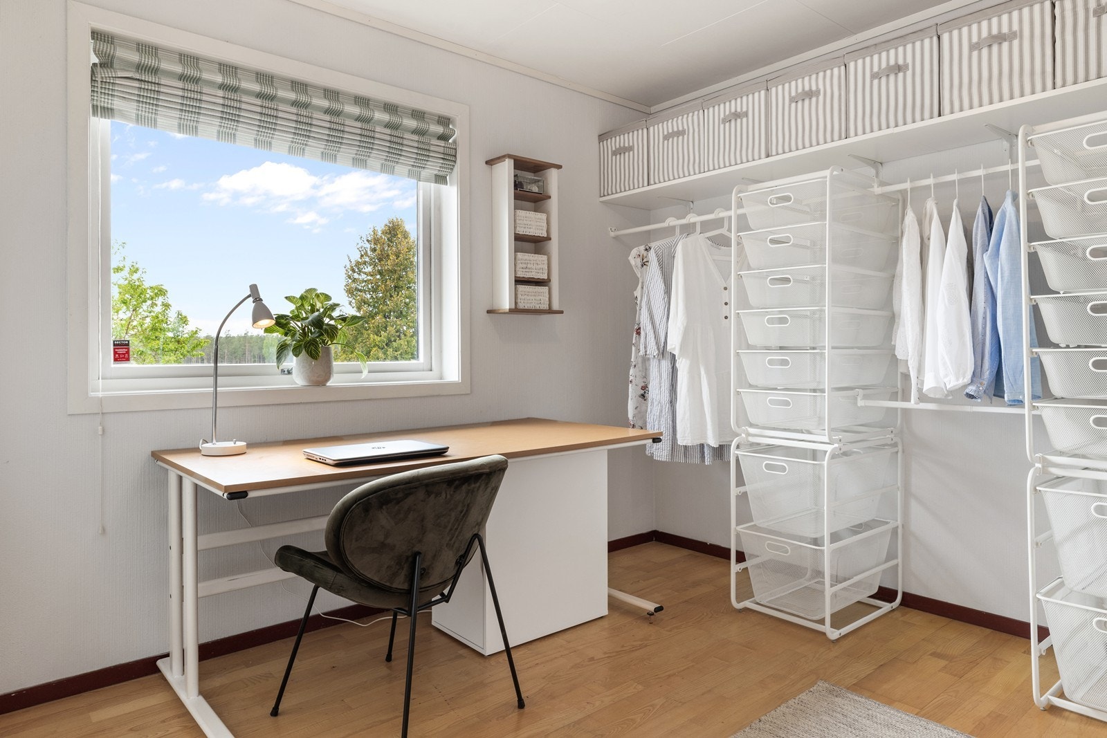 Soverom nr. 2 i 1. etasje benyttes i dag til garderobe og kontorplass. Galleribilde