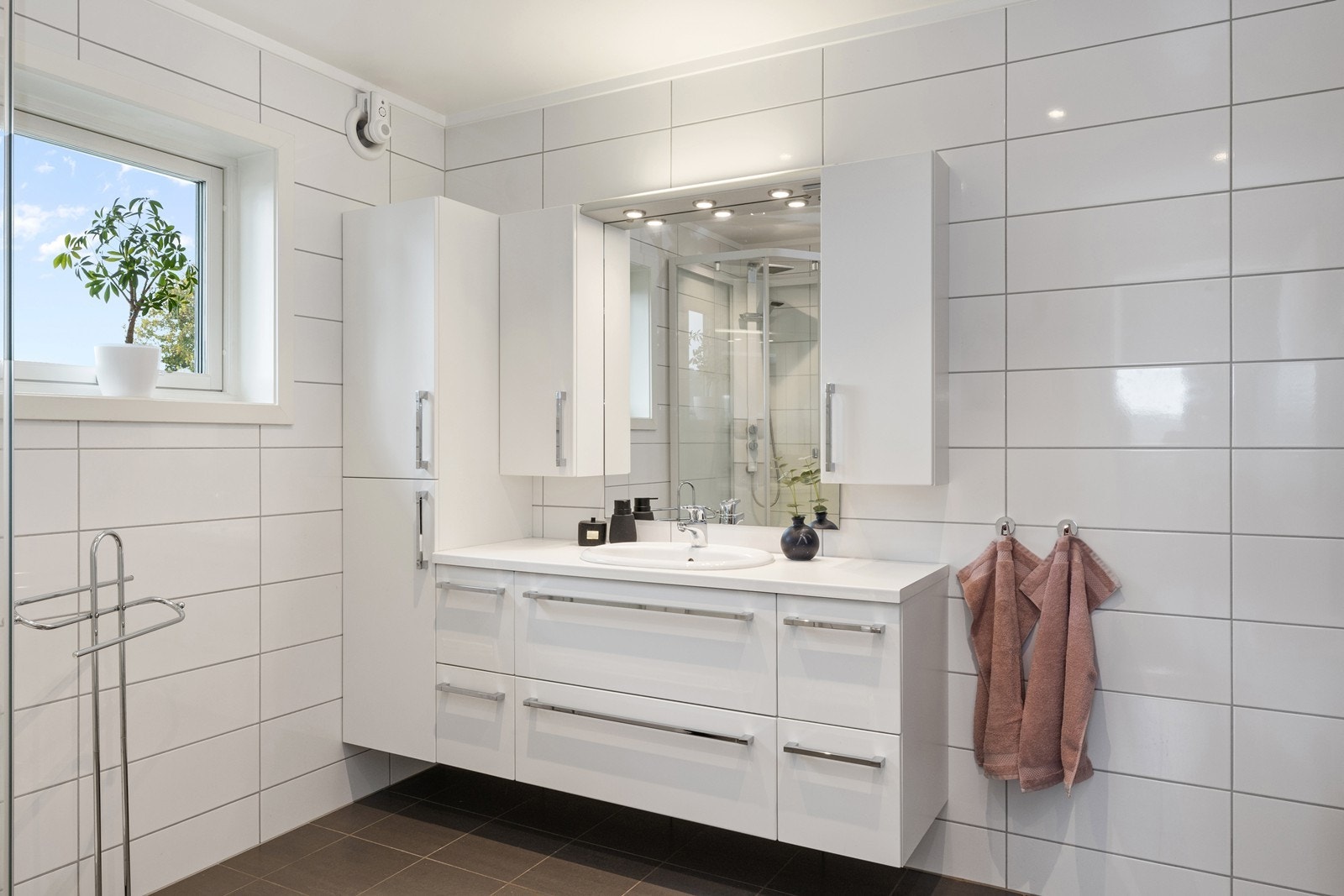 Badet i første etasje ble oppgradert av fagfolk i 2014. Galleribilde