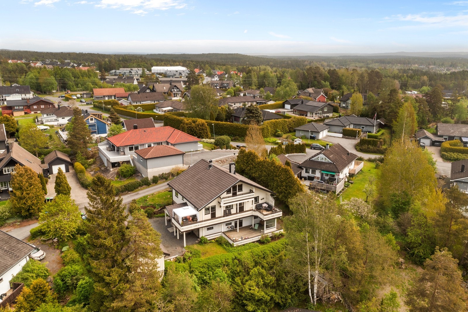 Gangavstand til idrettsbane, ny svømmehall og bibliotek. Galleribilde