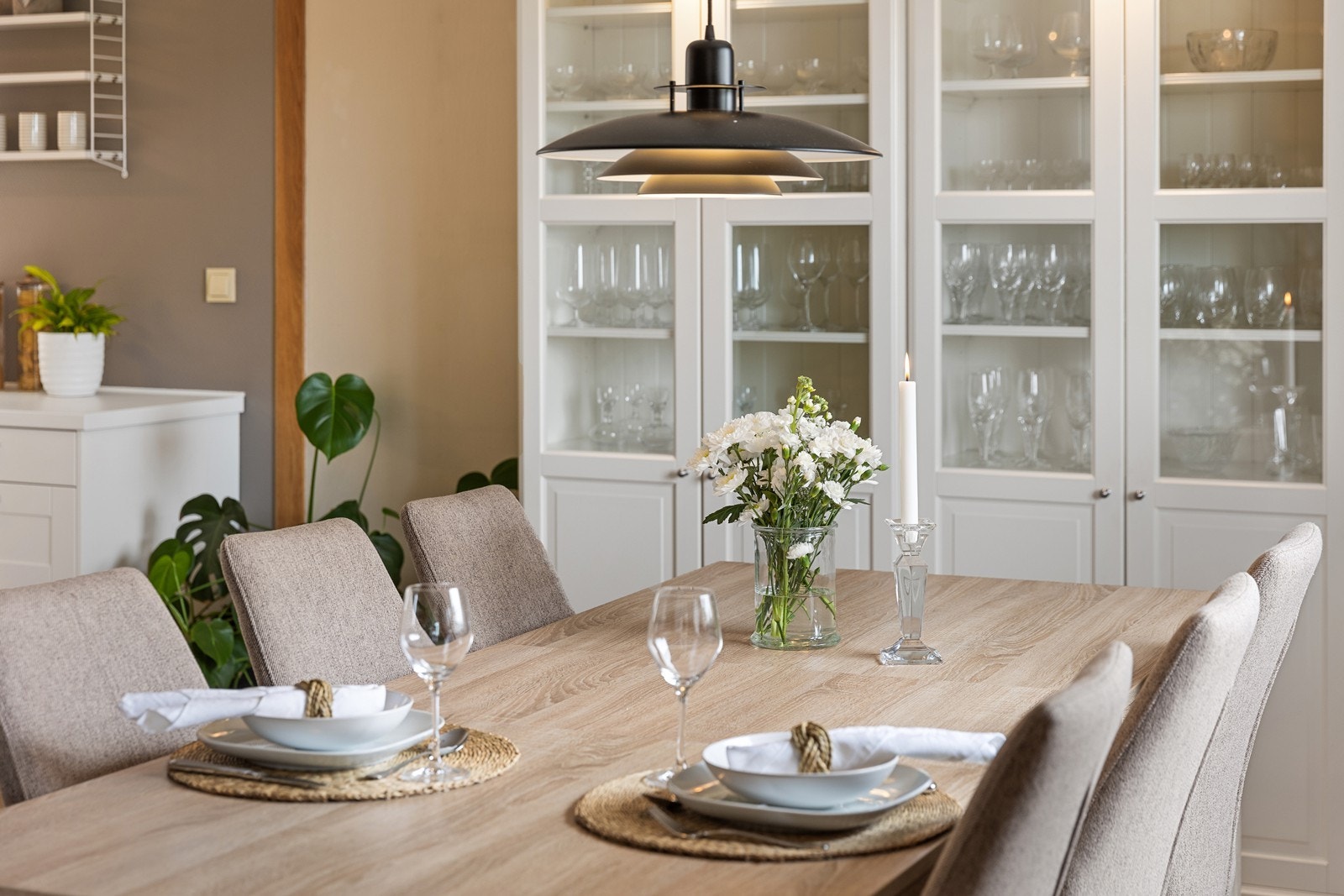 Spisestuen har god plass til langbord og er et naturlig samlingspunkt for familie og venner. Galleribilde