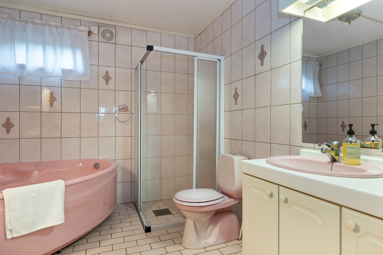Rommet er utstyrt med dusjhjørne og badekar. Galleribilde