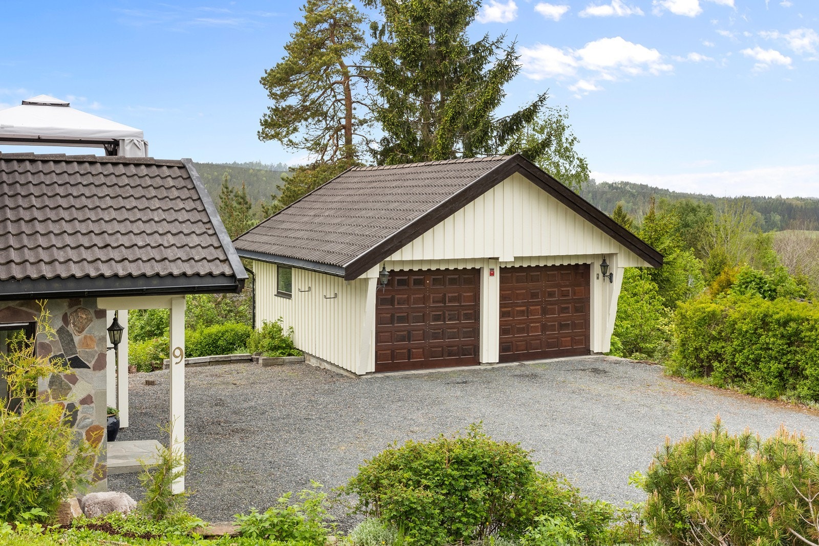 Dobbelgarasje på 64 m² med motoriserte leddporter, oppført i 1991. Galleribilde