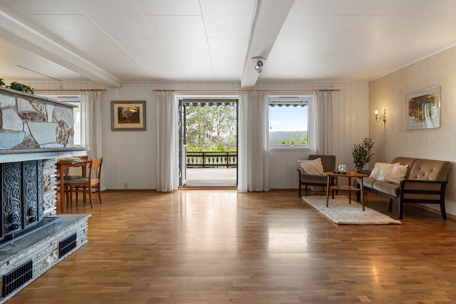 Fra stuen er det utgang til en stor, dels overbygget terrasse på 44 m². Galleribilde