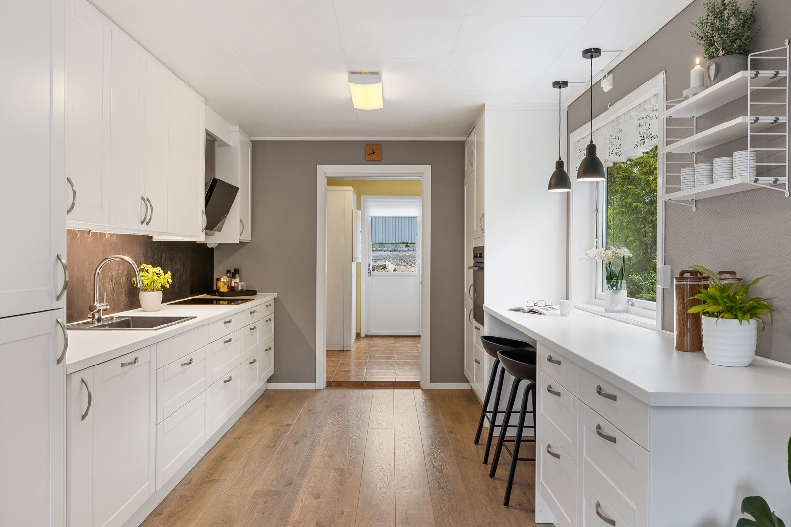 Kjøkkeninnredning fra Epoq, montert i 2020, med profilerte fronter og laminat benkeplate. Galleribilde