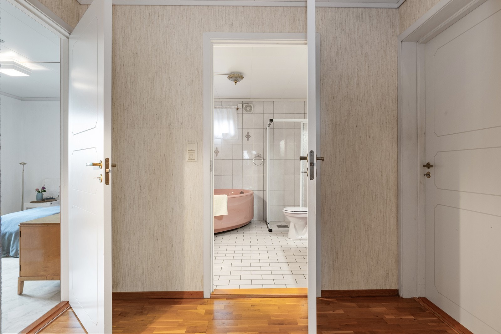 Badet i underetasjen er fra byggeåret og har inngang fra gangen. Galleribilde